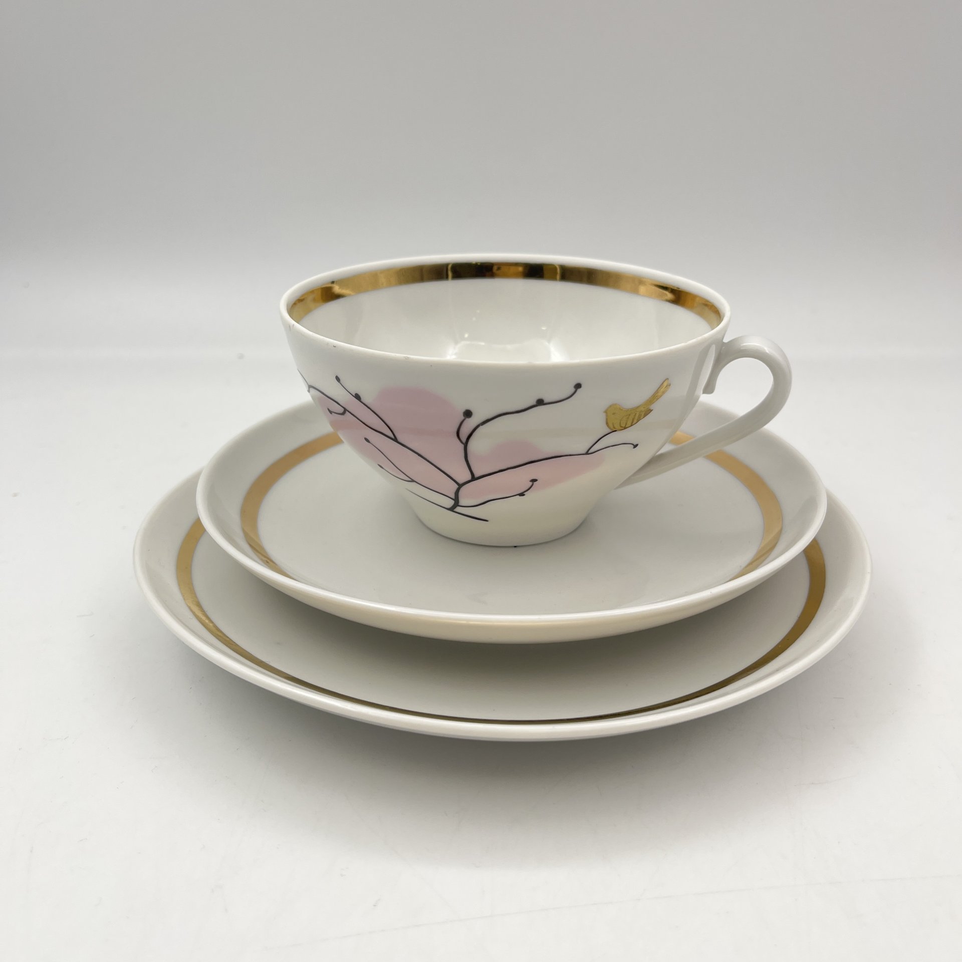 Чайное трио "Птички на закате", автор росписи (предп.) Н.П. Славина , форма "Эллипс", автор В.Л. Семенов, фарфор, фарфор, роспись, золочение, цировка, Ленинградский фарфоровый завод (ЛФЗ), СССР, 1950-1960 гг.