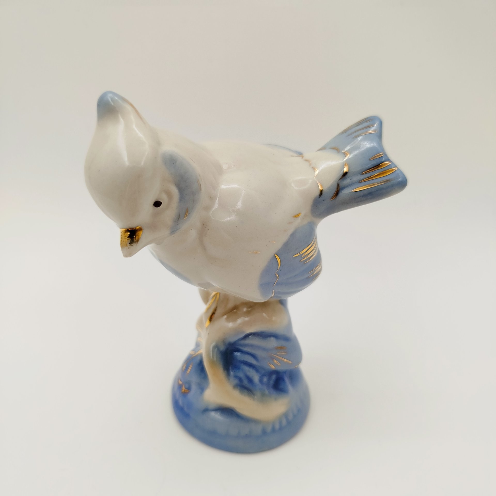 Статуэтка «Синица с хохолком», скульптор Н.И. Бессарабова, фарфор, роспись, Турыгинский фарфоровый завод артели «Художественная керамика» (Гжель), СССР, 1950-1960 гг.