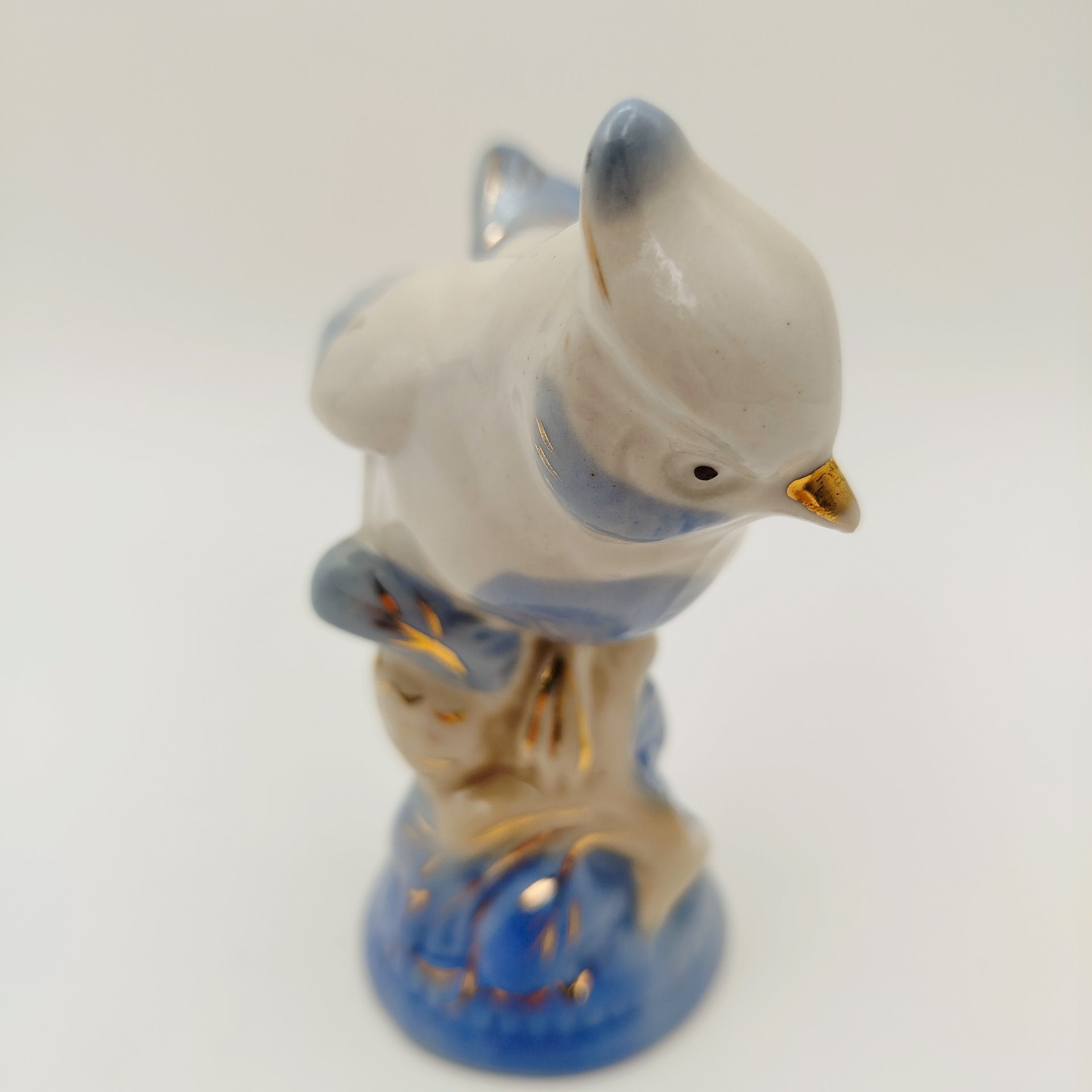 Статуэтка «Синица с хохолком», скульптор Н.И. Бессарабова, фарфор, роспись, Турыгинский фарфоровый завод артели «Художественная керамика» (Гжель), СССР, 1950-1960 гг.