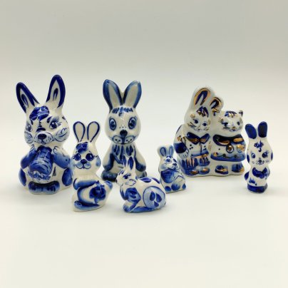 Набор из семи статуэток "Зайцы", Гжель, фарфор, роспись, золочение, Россия, 1990-2010 гг.