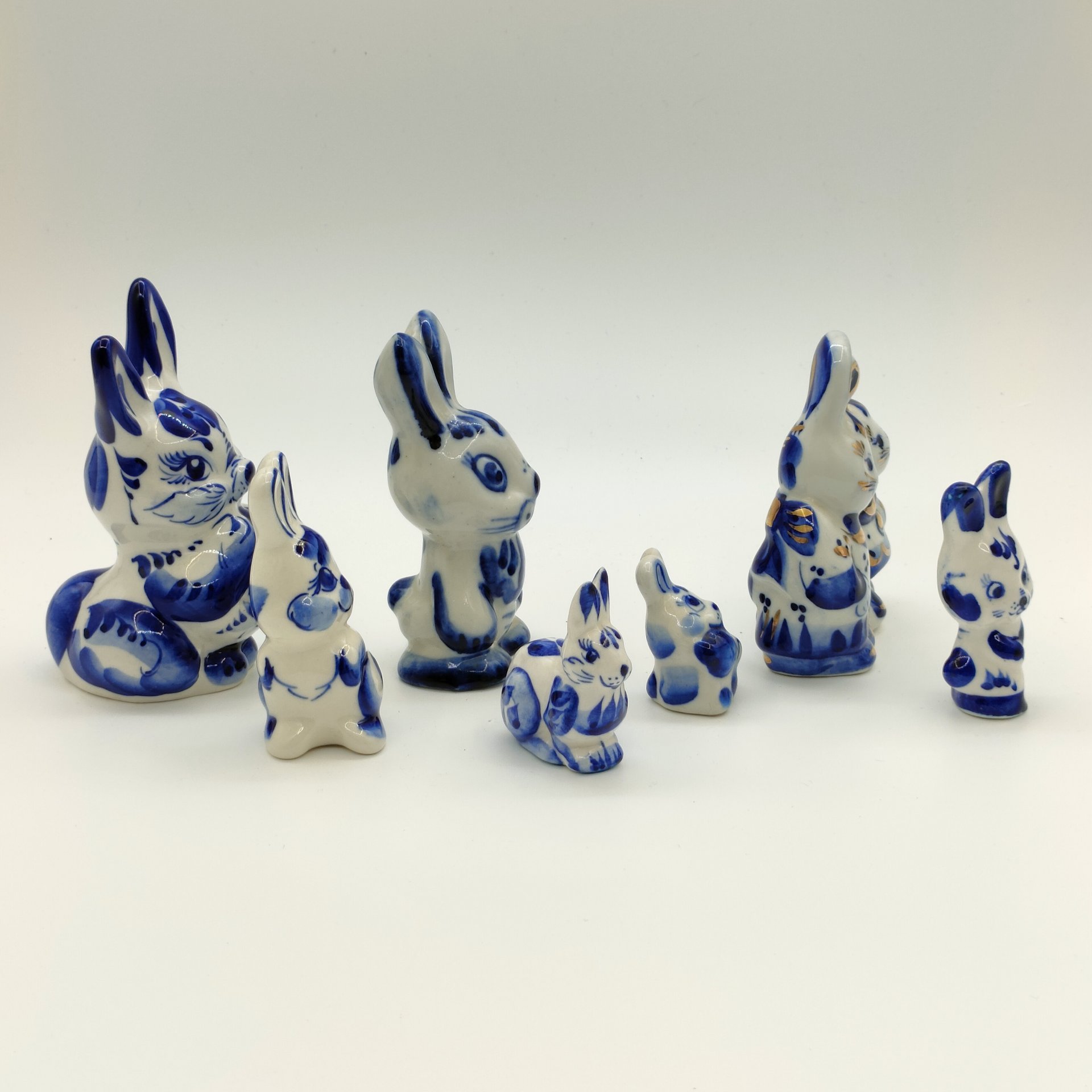 Набор из семи статуэток "Зайцы", Гжель, фарфор, роспись, золочение, Россия, 1990-2010 гг.