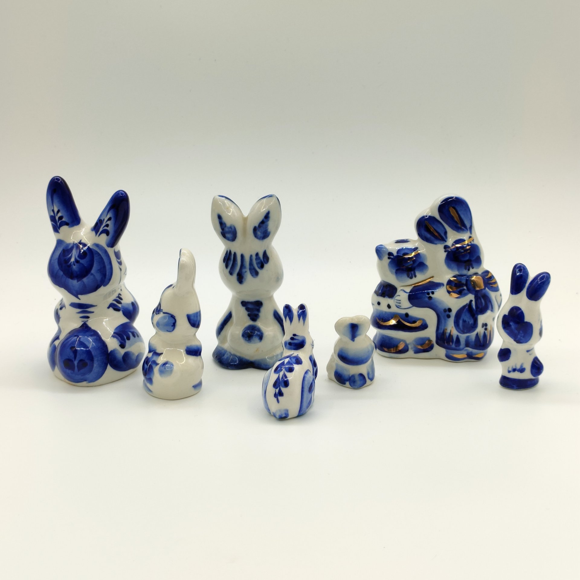Набор из семи статуэток "Зайцы", Гжель, фарфор, роспись, золочение, Россия, 1990-2010 гг.