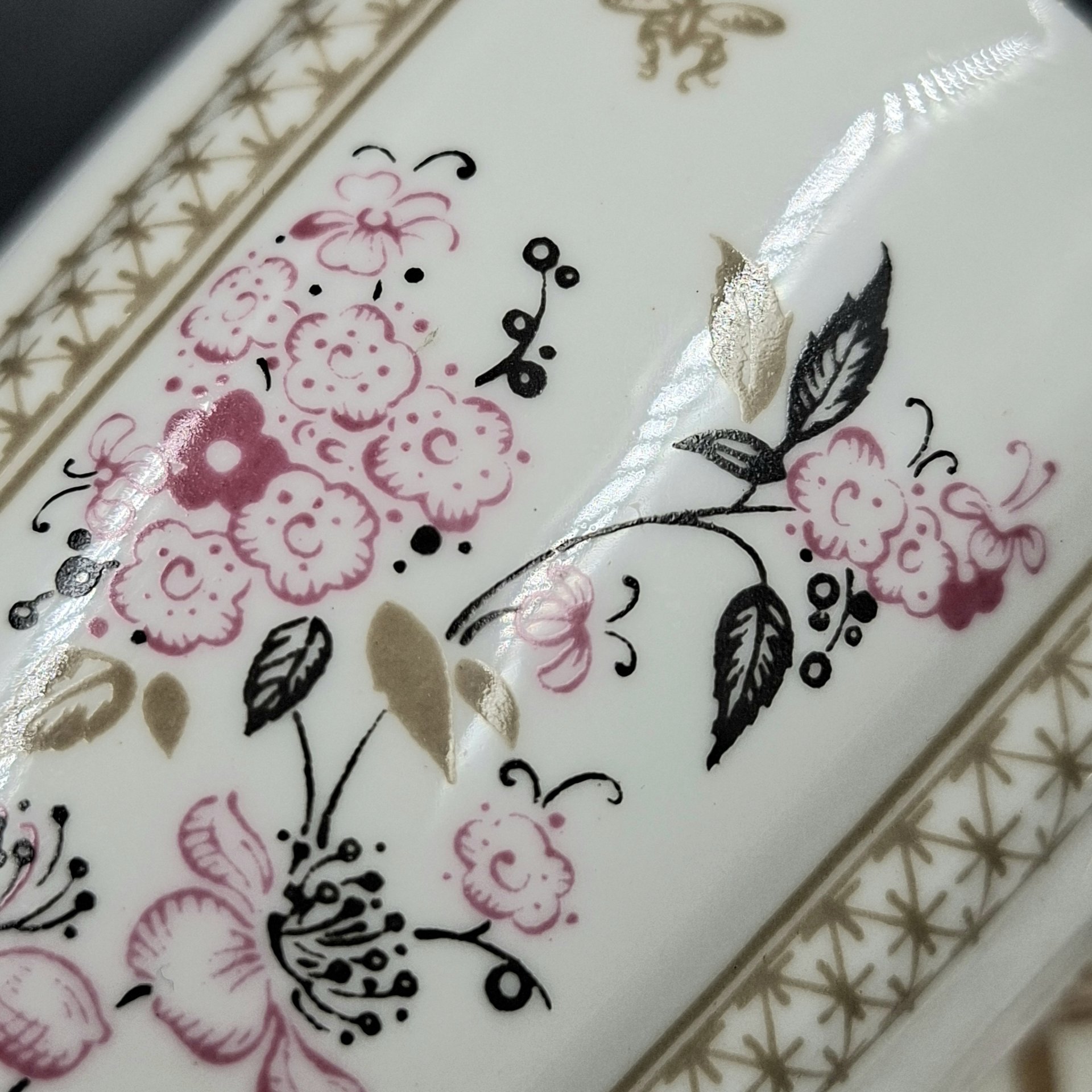 Пара кофейная "Яблоневый цвет", форма "Ветерок" (автор формы Т.С. Линчевская), фарфор, деколь, золочение, Ленинградский фарфоровый завод (ЛФЗ), Россия, 1989-2001 гг.