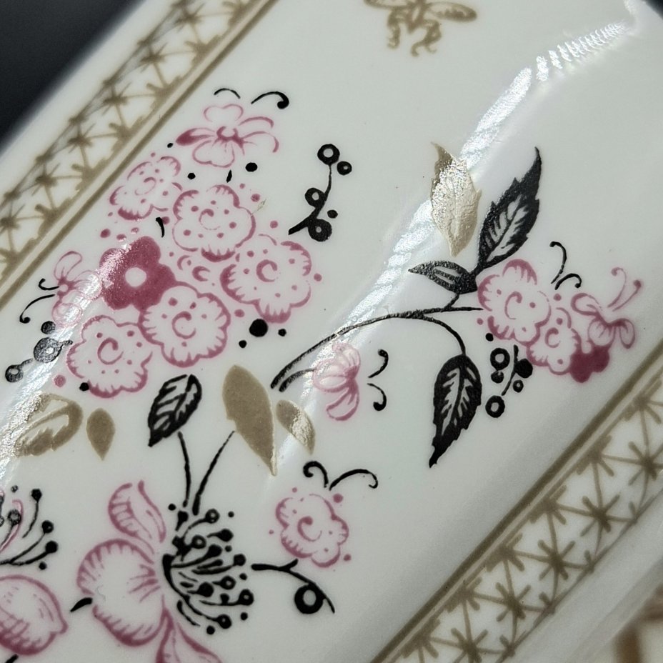 Пара кофейная "Яблоневый цвет", форма "Ветерок" (автор формы Т.С. Линчевская), фарфор, деколь, золочение, Ленинградский фарфоровый завод (ЛФЗ), Россия, 1989-2001 гг.