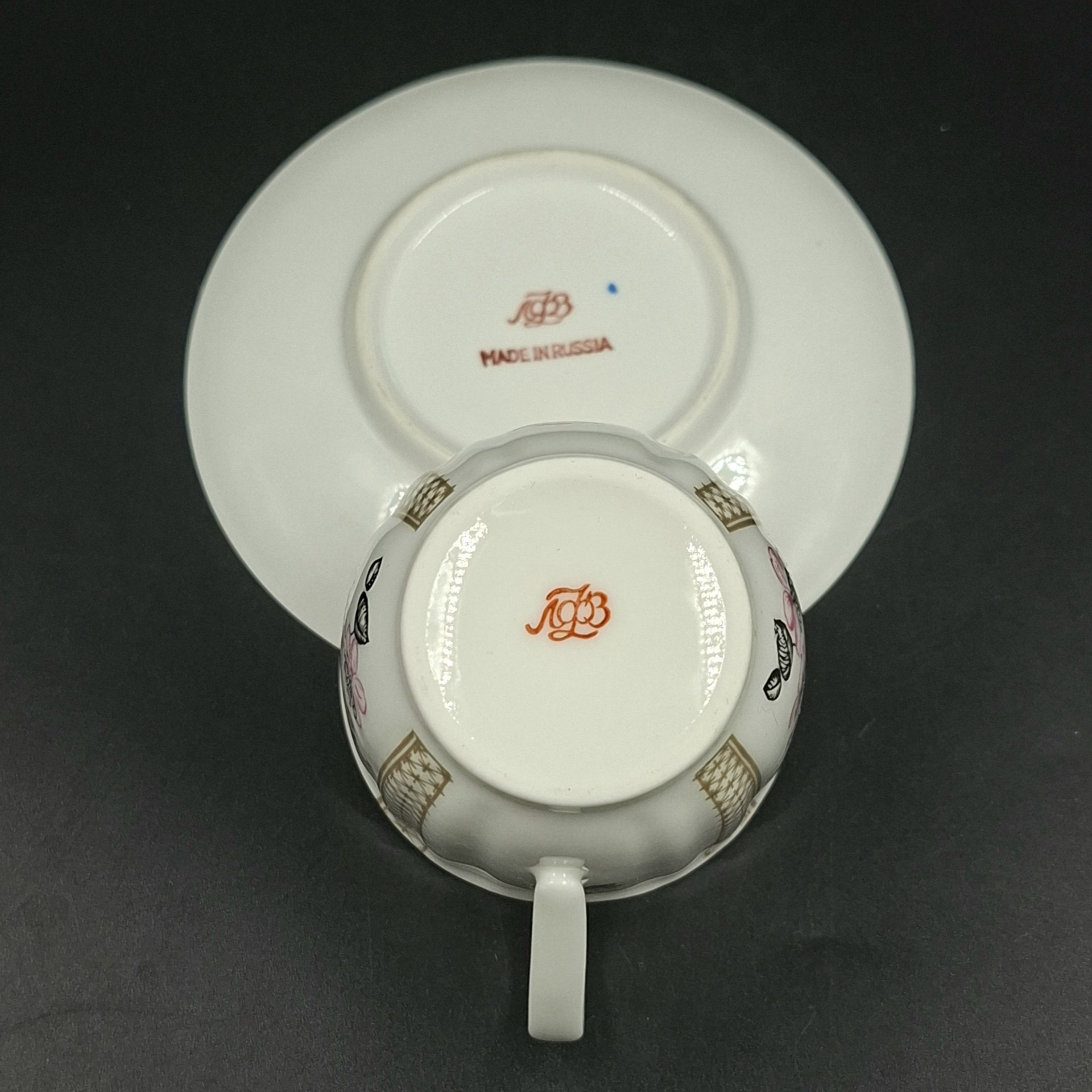 Пара кофейная "Яблоневый цвет", форма "Ветерок" (автор формы Т.С. Линчевская), фарфор, деколь, золочение, Ленинградский фарфоровый завод (ЛФЗ), Россия, 1989-2001 гг.