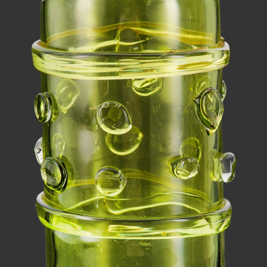 Штоф цилиндрической формы, украшенный налепами, цветное стекло, гутная техника, Львовская керамико-скульптурная фабрика (ЛКСФ), СССР, 1970-1990 гг.