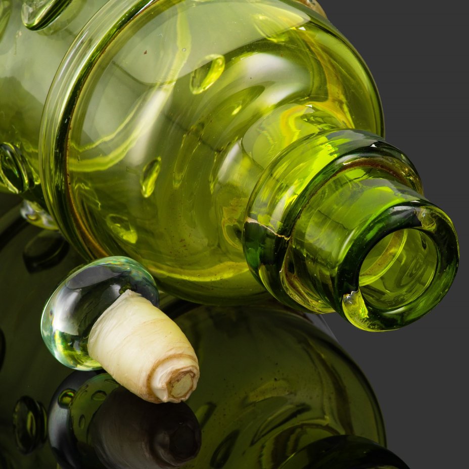 Штоф цилиндрической формы, украшенный налепами, цветное стекло, гутная техника, Львовская керамико-скульптурная фабрика (ЛКСФ), СССР, 1970-1990 гг.