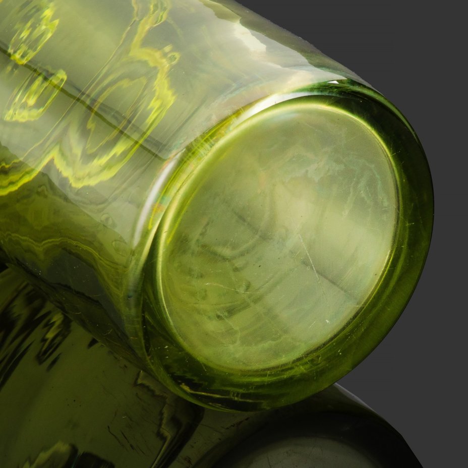 Штоф цилиндрической формы, украшенный налепами, цветное стекло, гутная техника, Львовская керамико-скульптурная фабрика (ЛКСФ), СССР, 1970-1990 гг.