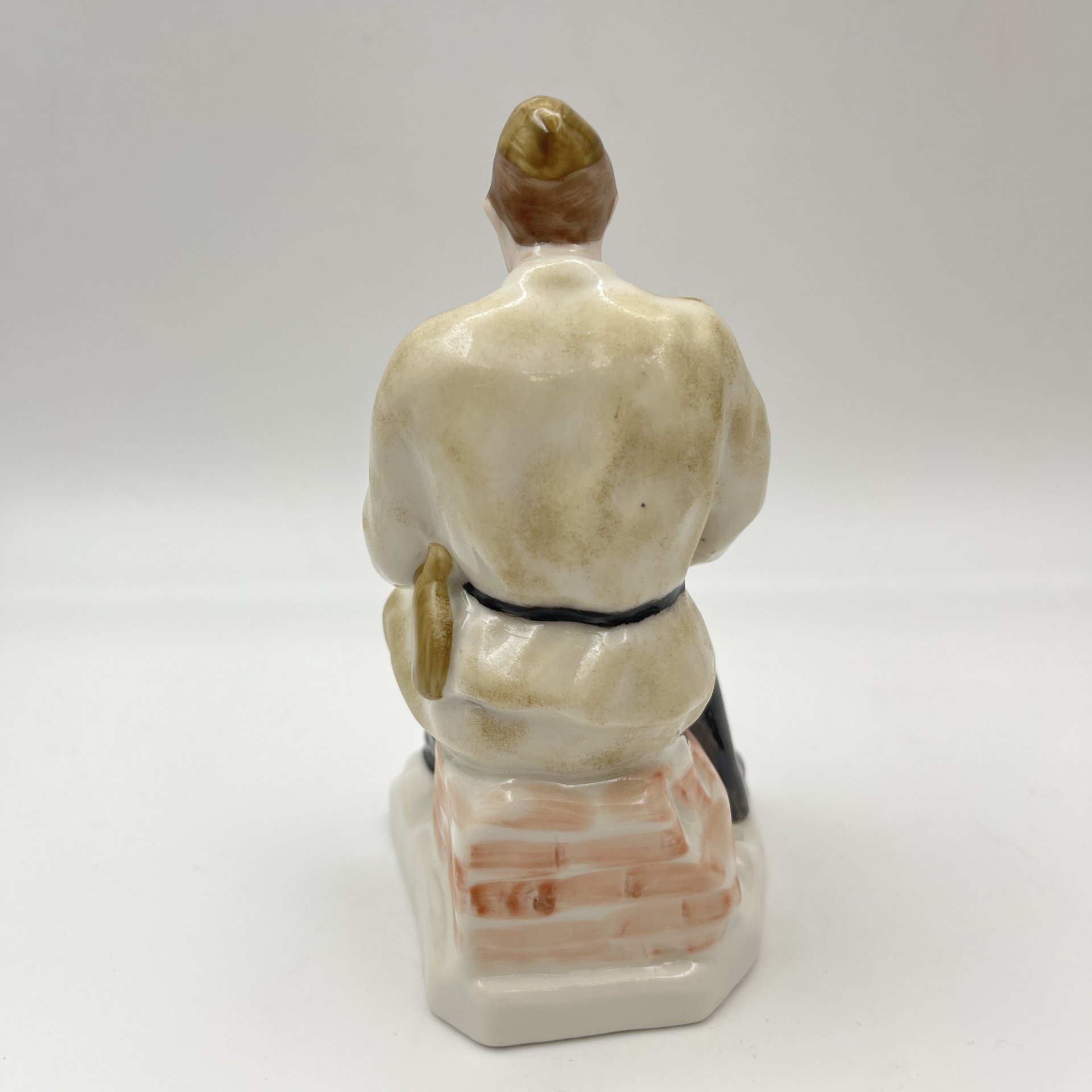 Статуэтка "Солдат с ружьем" ("Красноармеец"), фарфор, роспись, золочение, Коростенский фарфоровый завод (КФЗ), Украина, 1980-2000 гг., Коростенский фарфоровый завод (КФЗ)