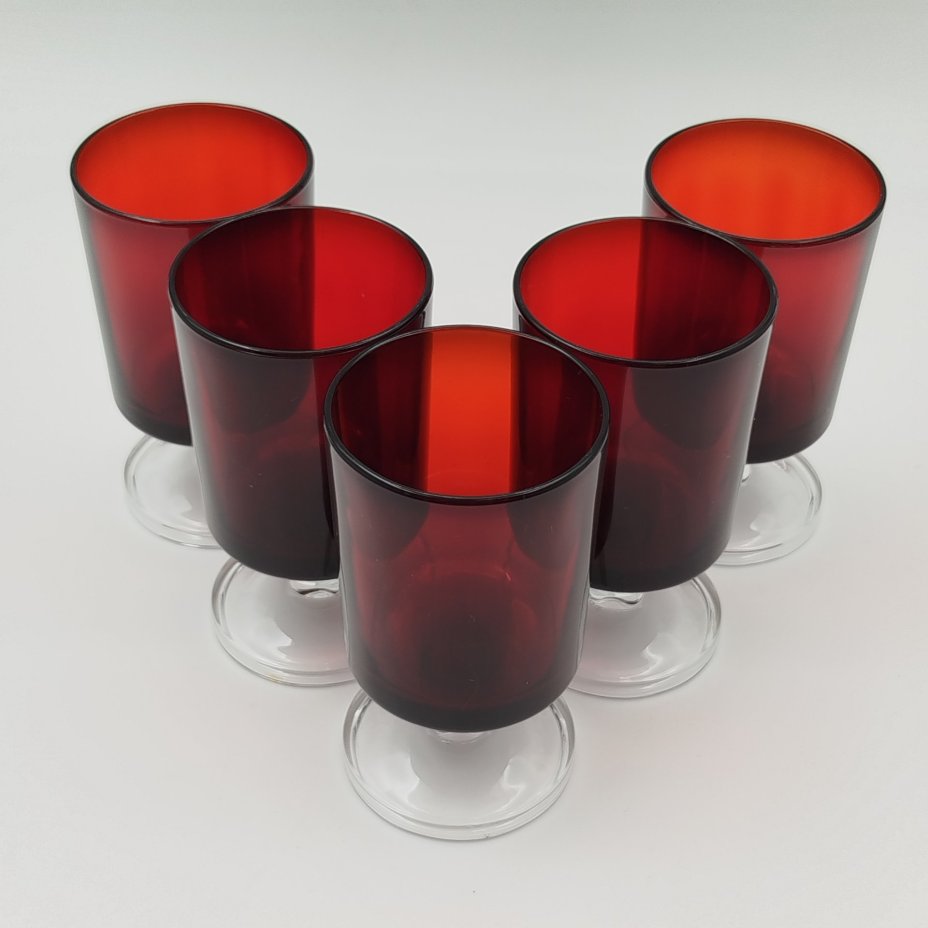 Набор бокалов алого цвета для крепких алкогольных напитков на 5 персон, стекло, Luminarc, Франция, 1970-1990 гг.