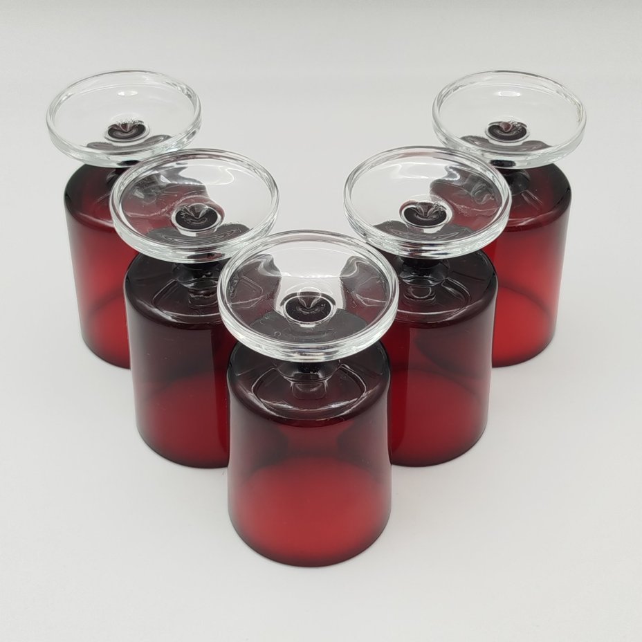 Набор бокалов алого цвета для крепких алкогольных напитков на 5 персон, стекло, Luminarc, Франция, 1970-1990 гг.