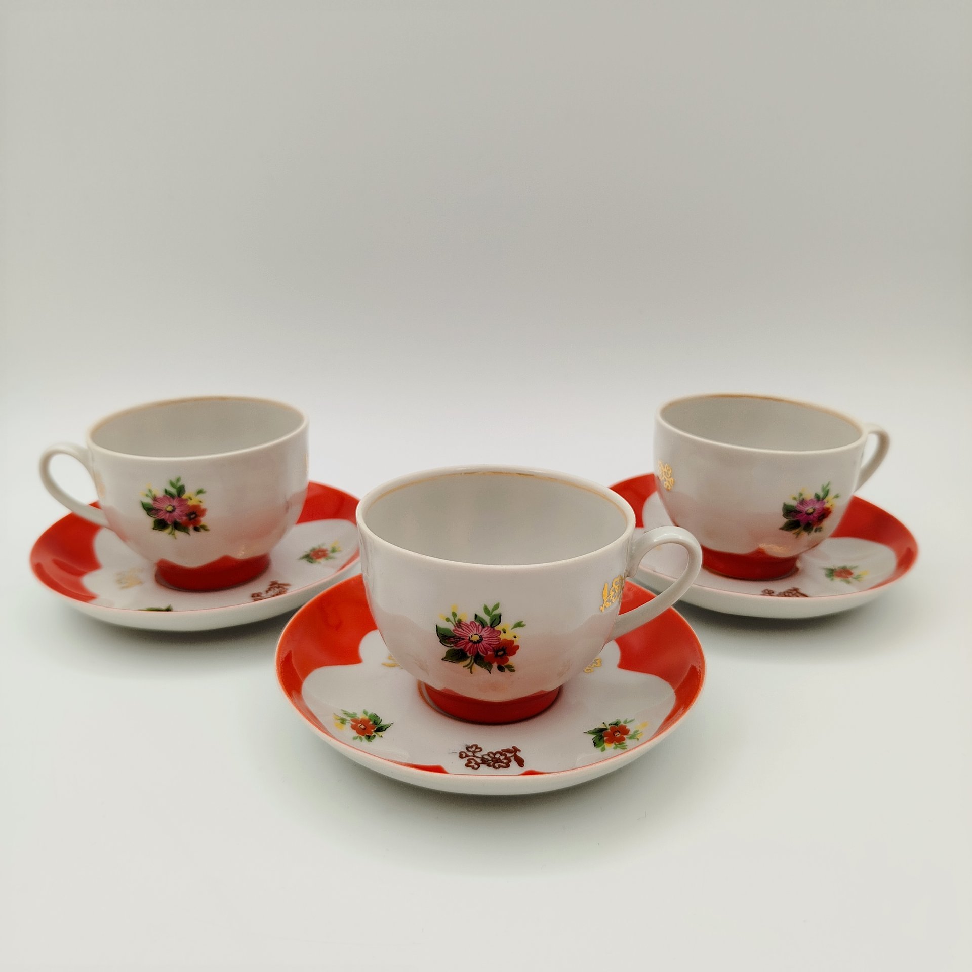 Набор кофейных пар на три персоны с цветочным декором