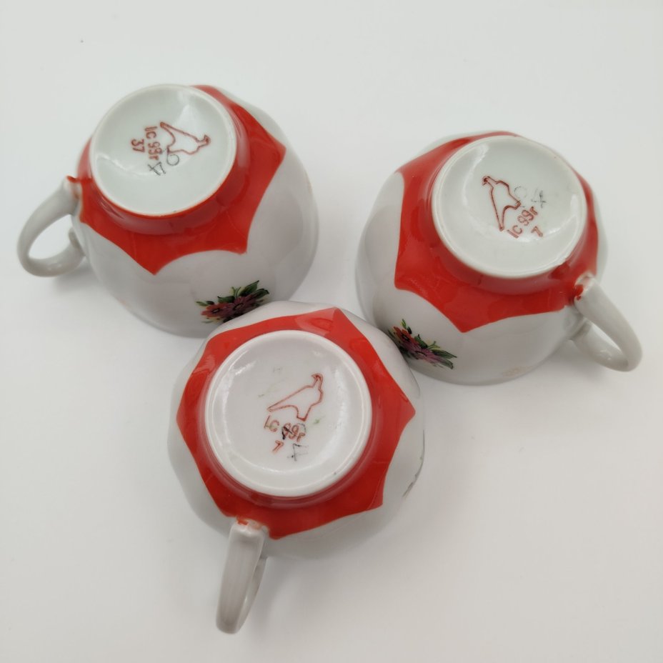 Набор кофейных пар на три персоны с цветочным декором