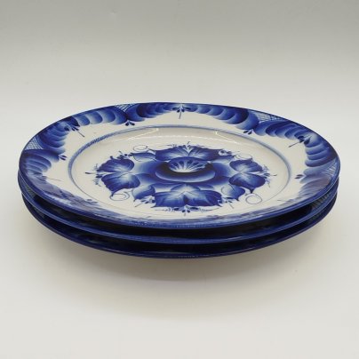 Набор из 3-х обеденных тарелок с цветочным декором, ав. Пятнова, фарфор, роспись, Гжельская фарфоровая мануфактура «Галактика», Российская Федерация, 1991-2015 гг.