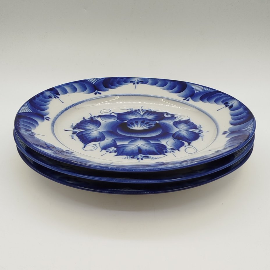 Набор из 3-х обеденных тарелок с цветочным декором, ав. Пятнова, фарфор, роспись, Гжельская фарфоровая мануфактура «Галактика», Российская Федерация, 1991-2015 гг.