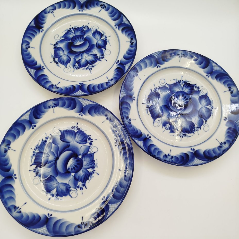 Набор из 3-х обеденных тарелок с цветочным декором, ав. Пятнова, фарфор, роспись, Гжельская фарфоровая мануфактура «Галактика», Российская Федерация, 1991-2015 гг.