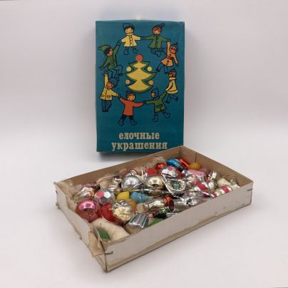 Набор ёлочных игрушек "Малютка", стекло, полимерные материалы, картон, печать, карешение, Московский завод ёлочных украшений, СССР, 1977 г.
