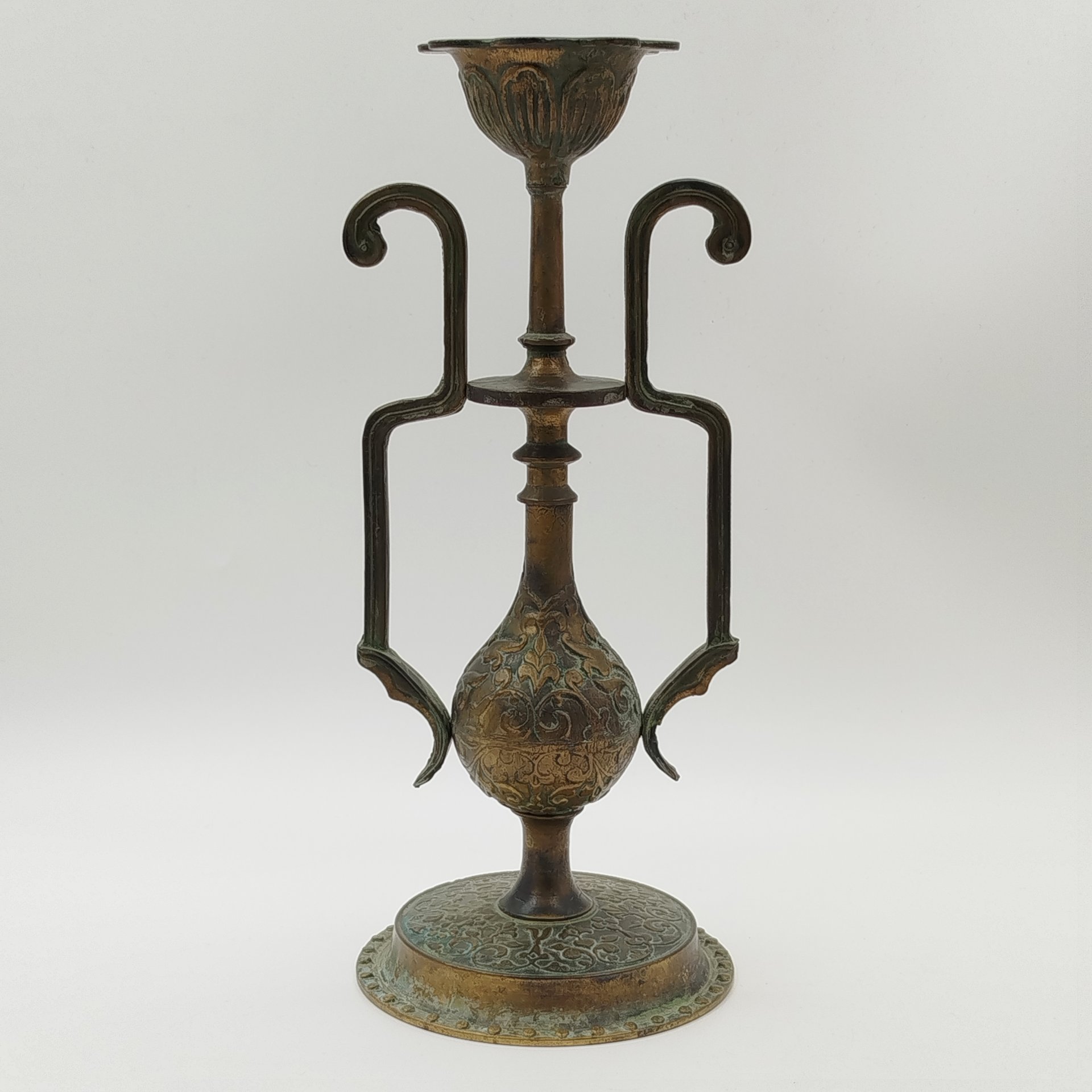 Подсвечник на одну свечу в форме вазона с растительным декором, латунь, литье, СССР, 1970-1990 гг.