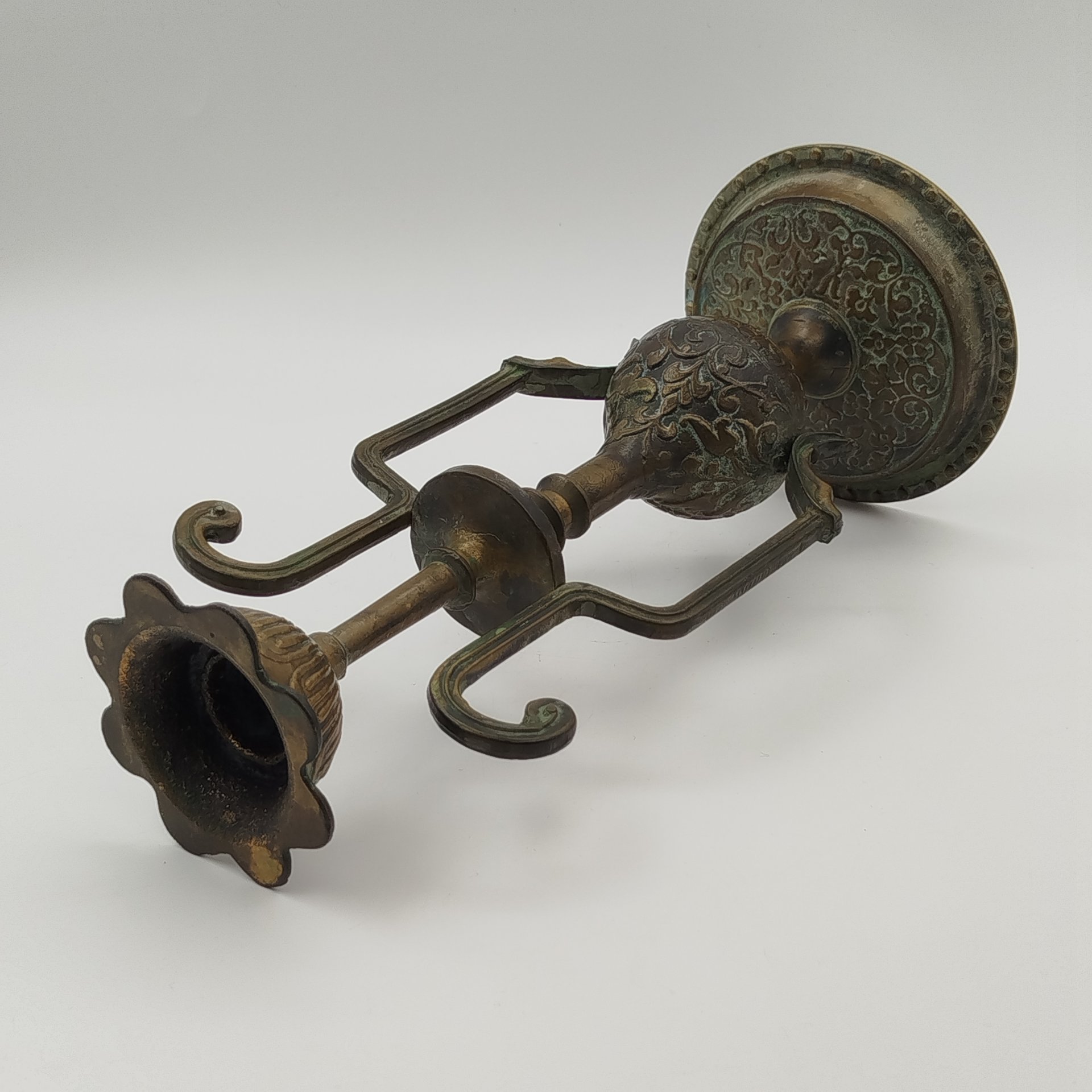 Подсвечник на одну свечу в форме вазона с растительным декором, латунь, литье, СССР, 1970-1990 гг.