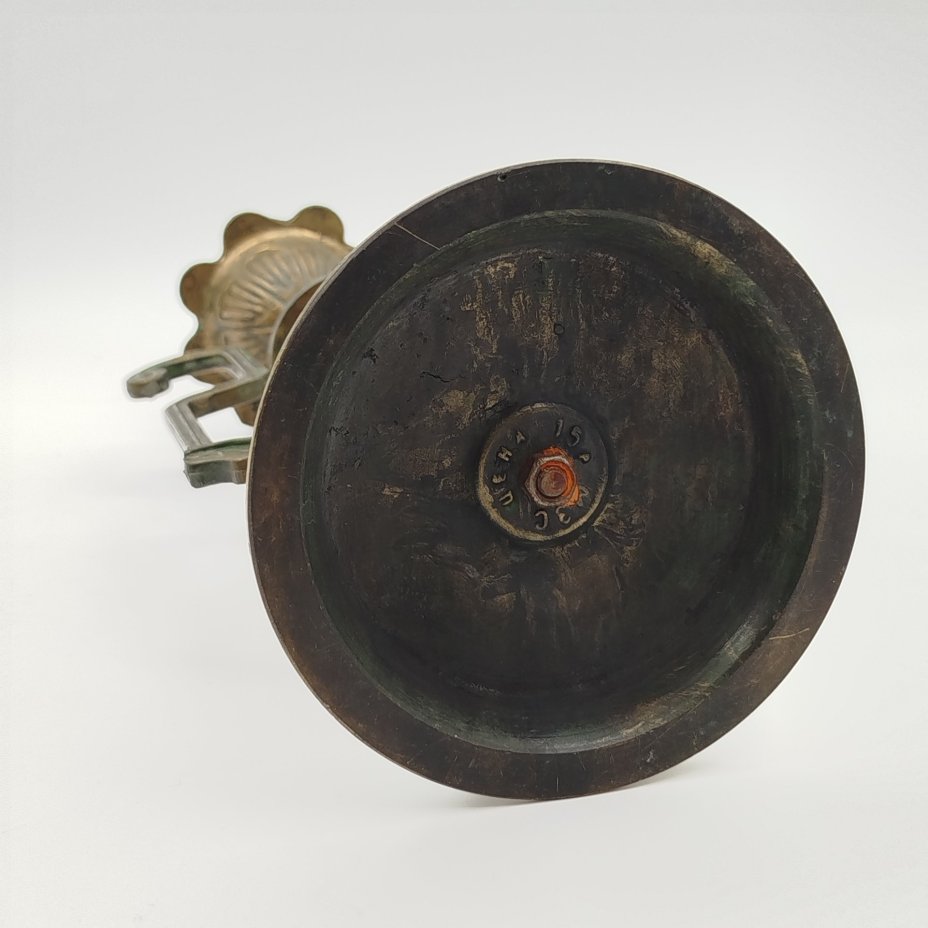 Подсвечник на одну свечу в форме вазона с растительным декором