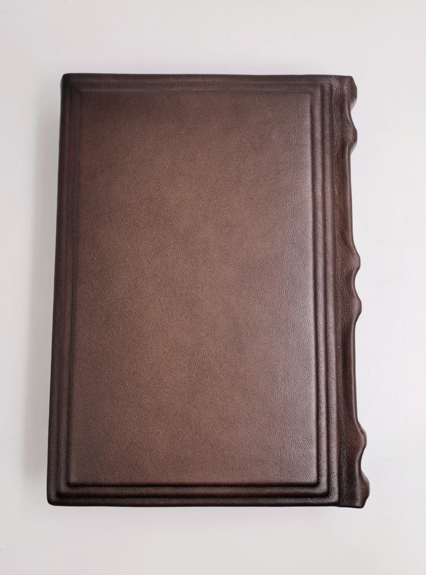 Книга Н.В. Гоголь "Мертвые души" подарочное издание, кожаный переплет, авторская ручная работа, бумага, металл, Российская Федерация, 2024 г.