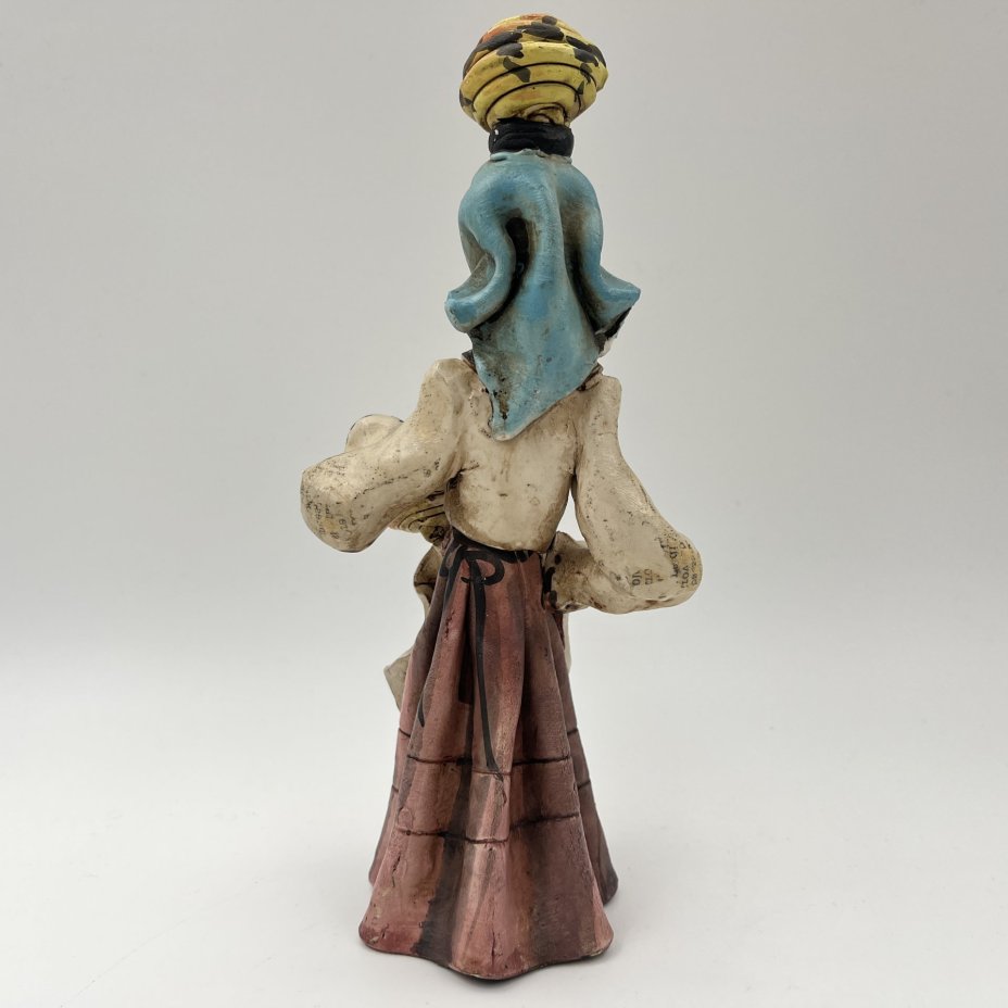 Статуэтка "Сардинская крестьянка с корзинами", Stelio Mola Cagliari, Ceramiche d'Arte S. Mola, город Кальяри, Сардиния