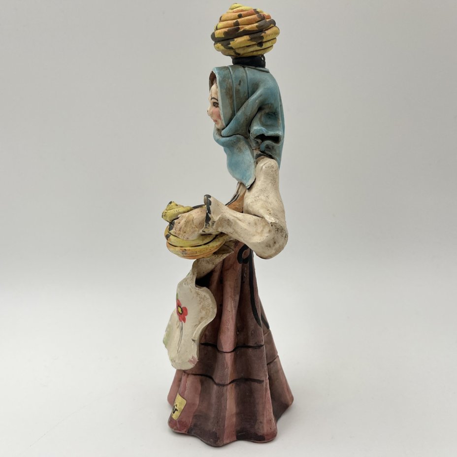 Статуэтка "Сардинская крестьянка с корзинами", Stelio Mola Cagliari, Ceramiche d'Arte S. Mola, город Кальяри, Сардиния