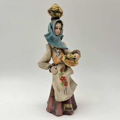 Статуэтка "Сардинская крестьянка с корзинами", Stelio Mola Cagliari, Ceramiche d'Arte S. Mola, город Кальяри, Сардиния
