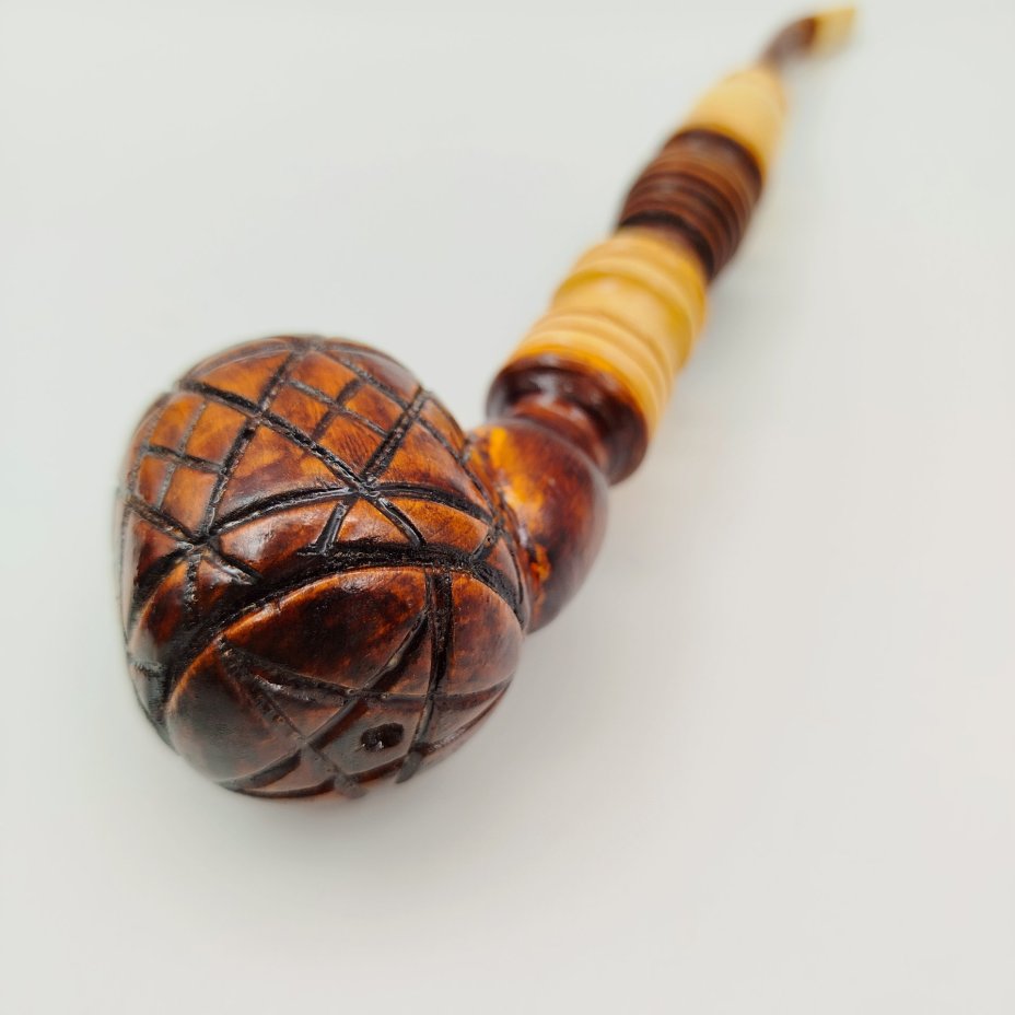 Трубка курительная в форме бочонка, с фигурным мундштуком и резным узором