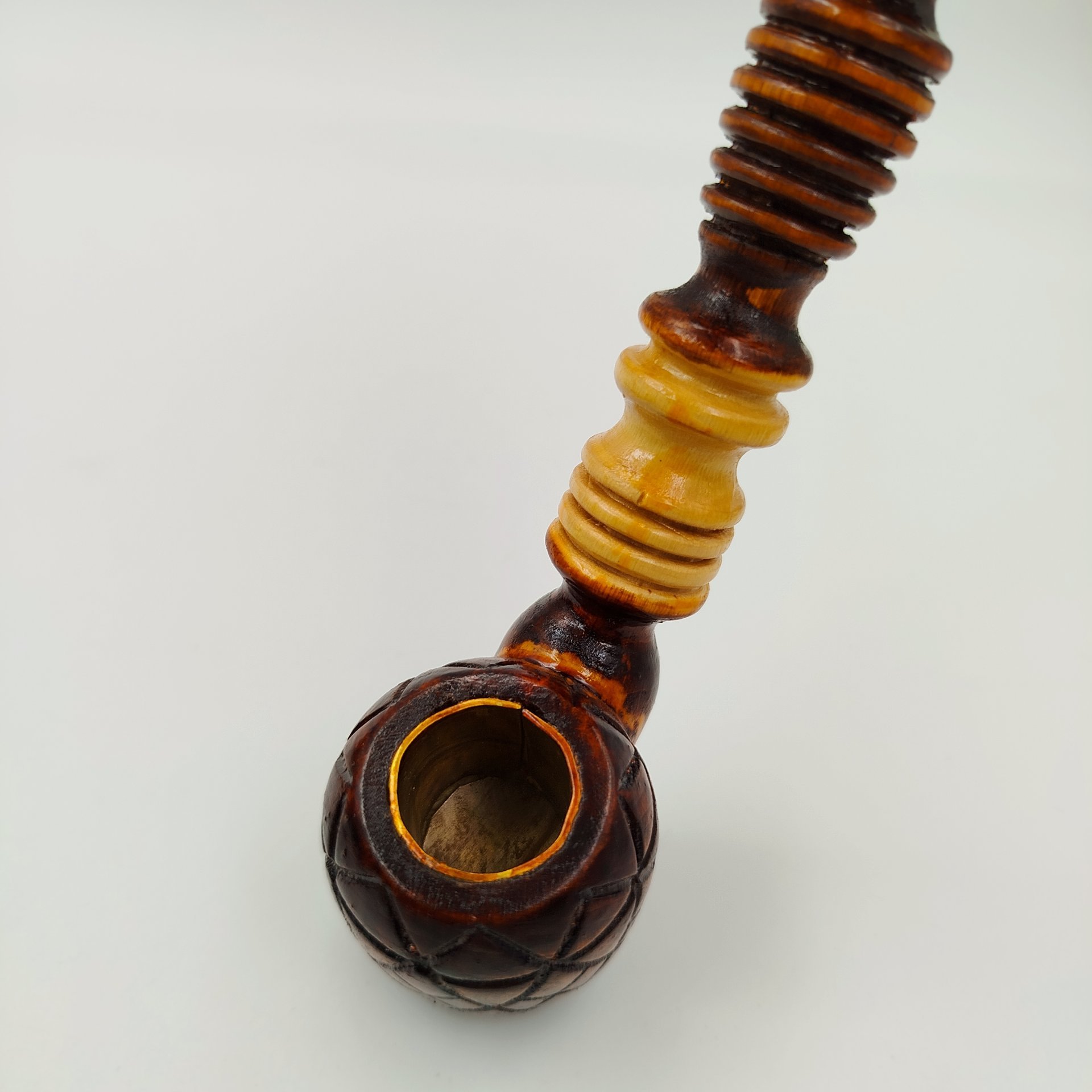 Трубка курительная в форме бочонка, с фигурным мундштуком и резным узором