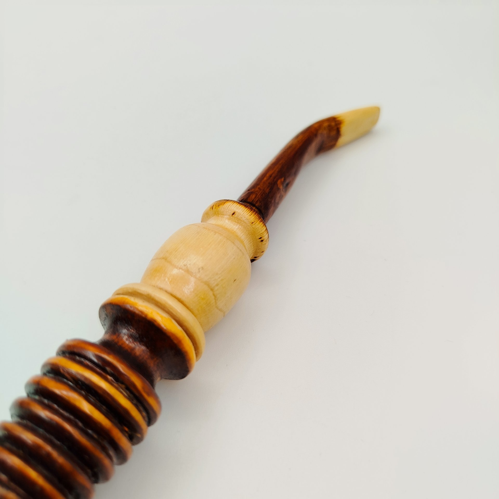 Трубка курительная в форме бочонка, с фигурным мундштуком и резным узором