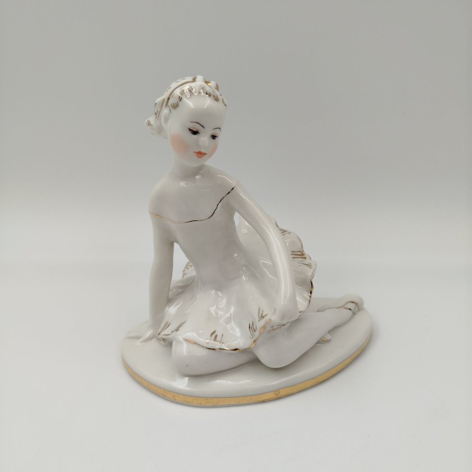 Статуэтка "Юная балерина Машенька", скульптор С.Б. Велихова, фарфор, золочение, роспись, Ленинградский фарфоровый завод (ЛФЗ), СССР, 1960-1970 гг.