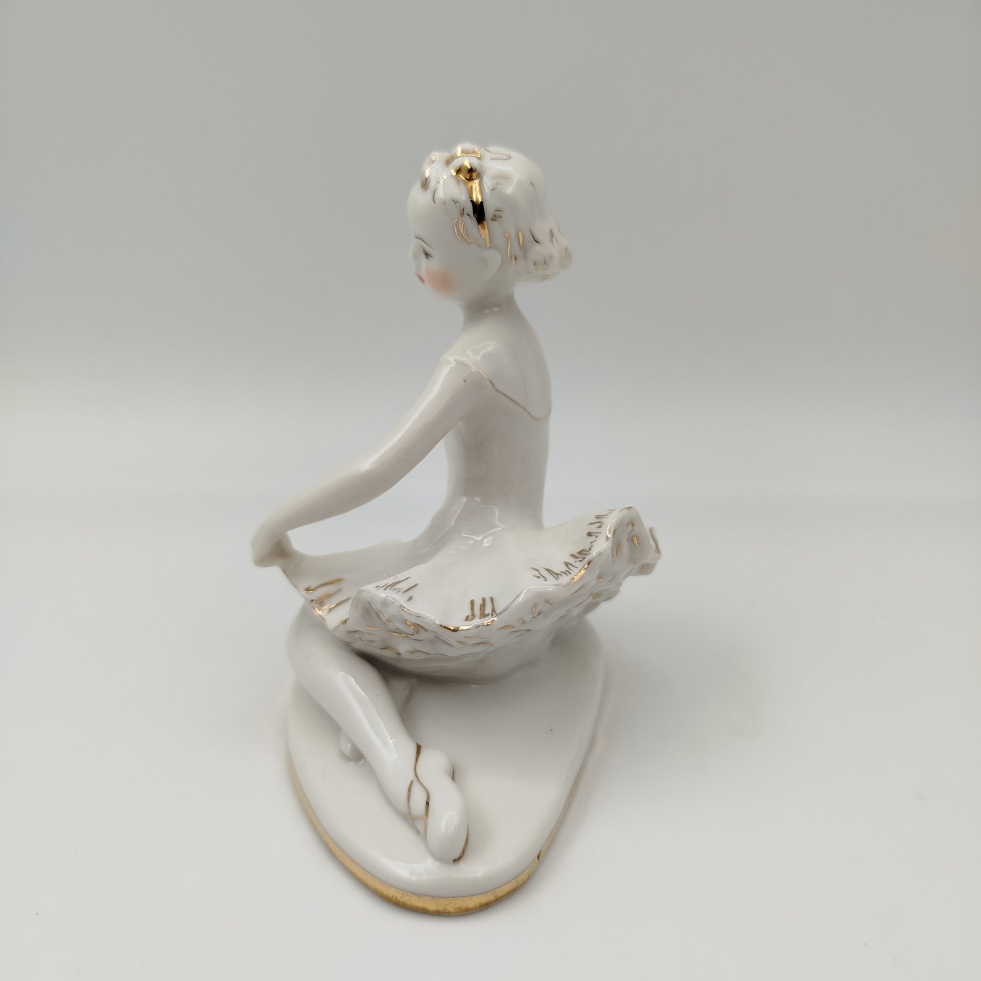 Статуэтка "Юная балерина Машенька", скульптор С.Б. Велихова, фарфор, золочение, роспись, Ленинградский фарфоровый завод (ЛФЗ), СССР, 1960-1970 гг.