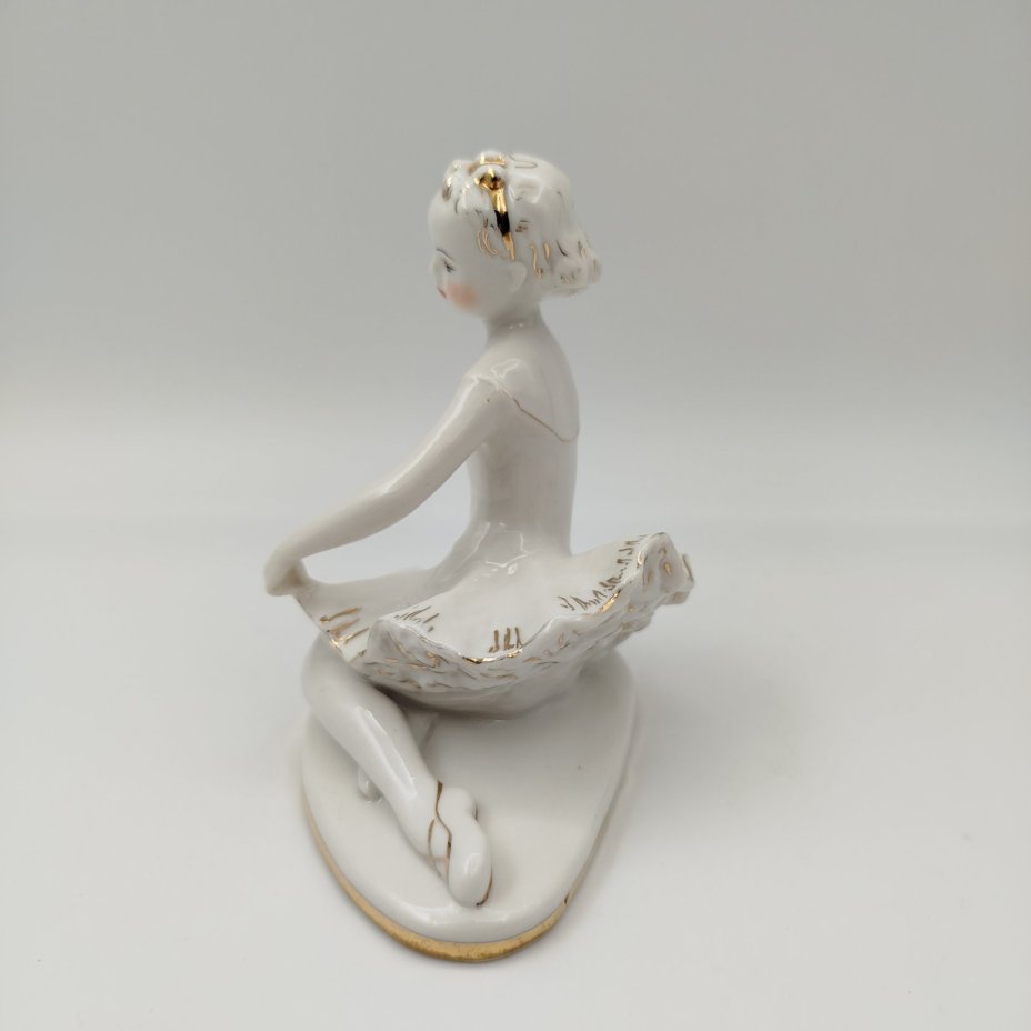 Статуэтка "Юная балерина Машенька", скульптор С.Б. Велихова, фарфор, золочение, роспись, Ленинградский фарфоровый завод (ЛФЗ), СССР, 1960-1970 гг.