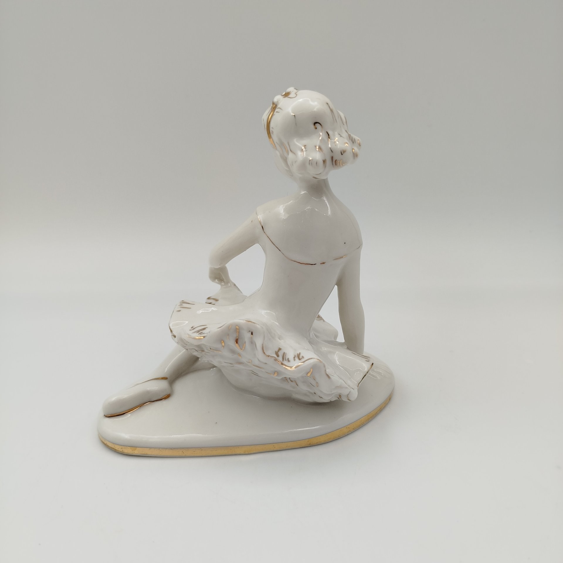 Статуэтка "Юная балерина Машенька", скульптор С.Б. Велихова, фарфор, золочение, роспись, Ленинградский фарфоровый завод (ЛФЗ), СССР, 1960-1970 гг.