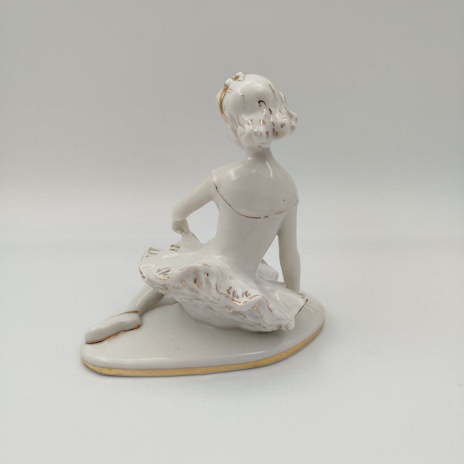 Статуэтка "Юная балерина Машенька", скульптор С.Б. Велихова, фарфор, золочение, роспись, Ленинградский фарфоровый завод (ЛФЗ), СССР, 1960-1970 гг.