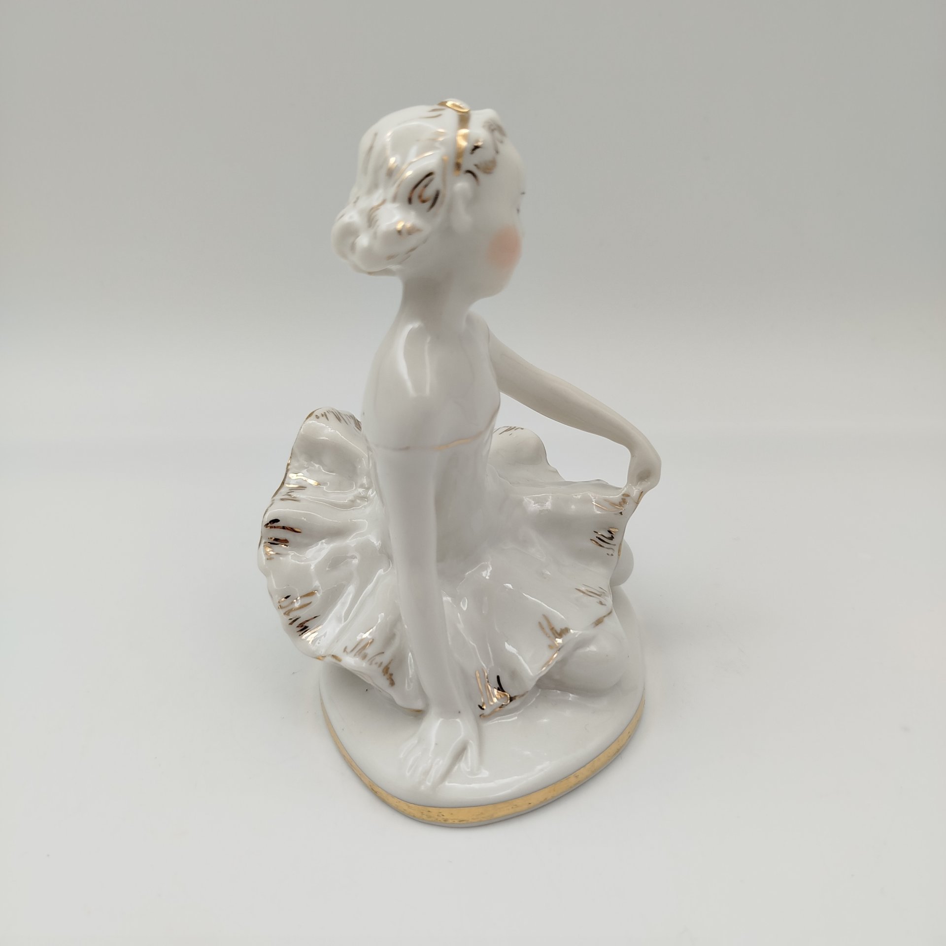 Статуэтка "Юная балерина Машенька", скульптор С.Б. Велихова, фарфор, золочение, роспись, Ленинградский фарфоровый завод (ЛФЗ), СССР, 1960-1970 гг.