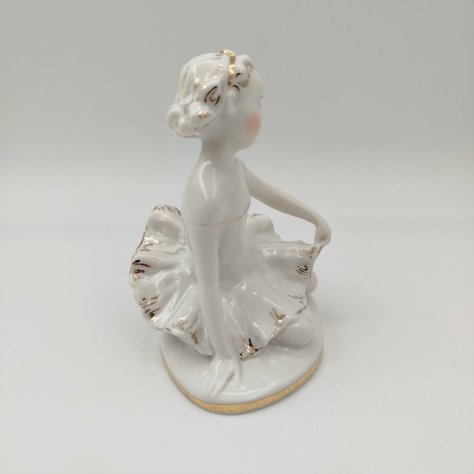 Статуэтка "Юная балерина Машенька", скульптор С.Б. Велихова, фарфор, золочение, роспись, Ленинградский фарфоровый завод (ЛФЗ), СССР, 1960-1970 гг.