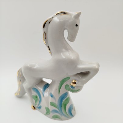 Статуэтка "Конь", автор Н. Малышев, фарфор, роспись, золочение, Сысертский завод керамических изделий, СССР, 1960-1977 гг.