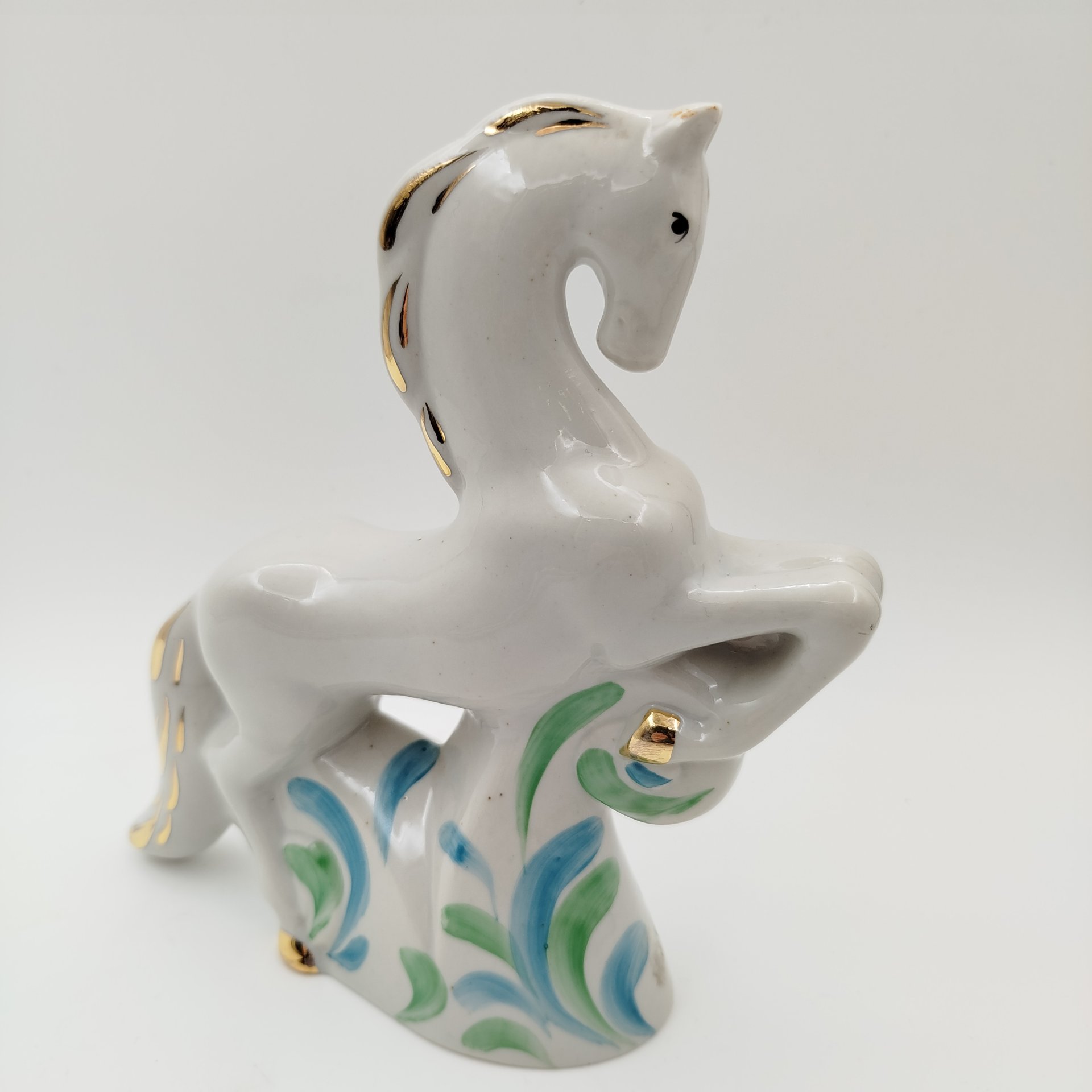 Статуэтка "Конь", автор Н. Малышев, фарфор, роспись, золочение, Сысертский завод керамических изделий, СССР, 1960-1977 гг.