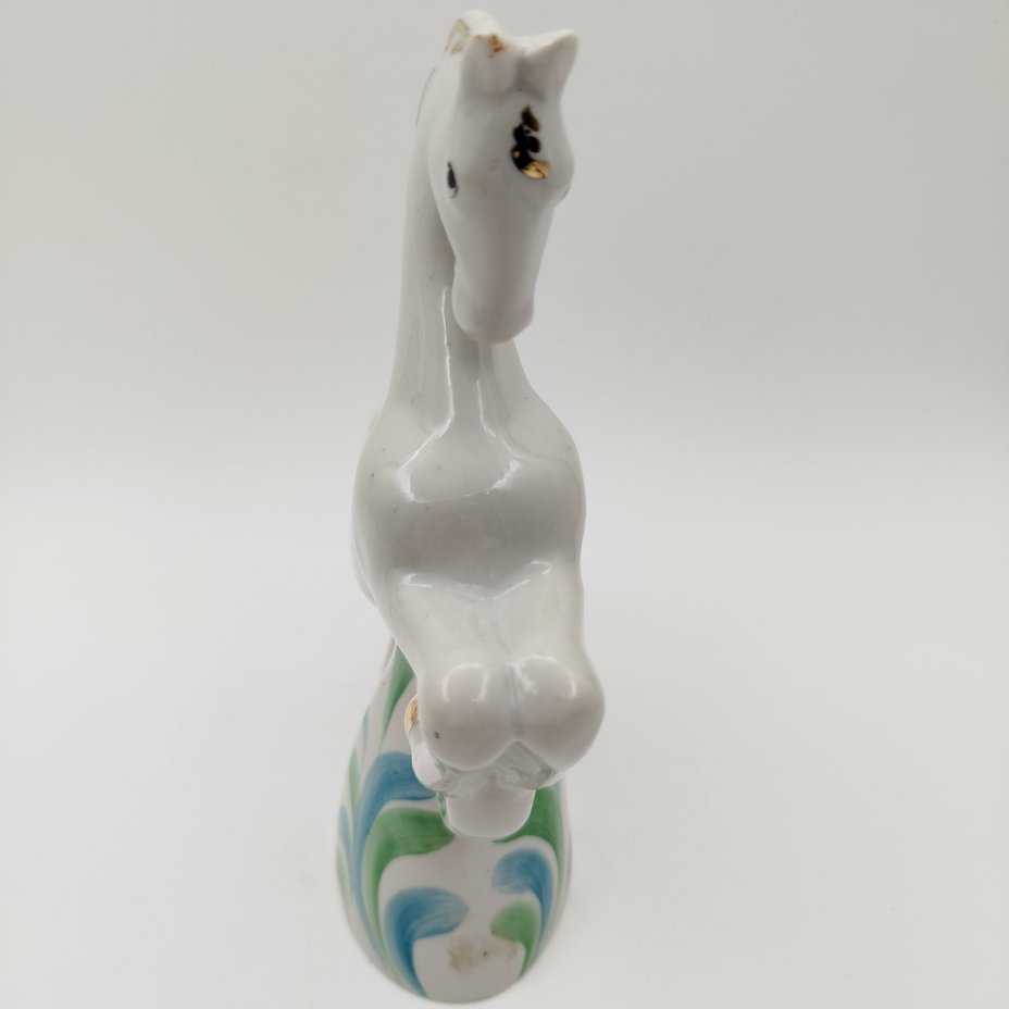 Статуэтка "Конь", автор Н. Малышев, фарфор, роспись, золочение, Сысертский завод керамических изделий, СССР, 1960-1977 гг.