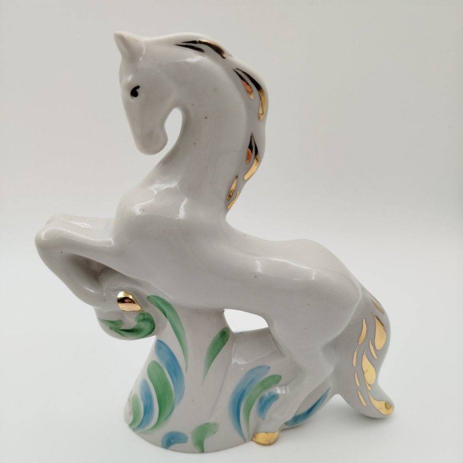 Статуэтка "Конь", автор Н. Малышев, фарфор, роспись, золочение, Сысертский завод керамических изделий, СССР, 1960-1977 гг.