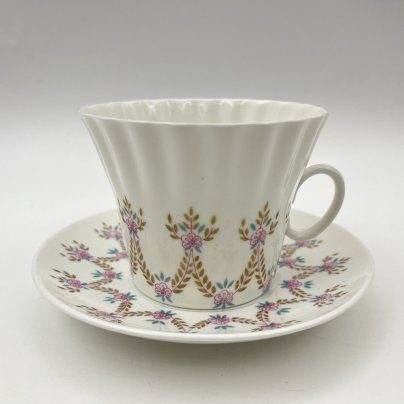 Чайная пара "Цветочная гирлянда", форма "Одуванчик", фарфор, костяной фарфор, деколь, золочение, Ленинградский фарфоровый завод (ЛФЗ), СССР, 1960-1980 гг.