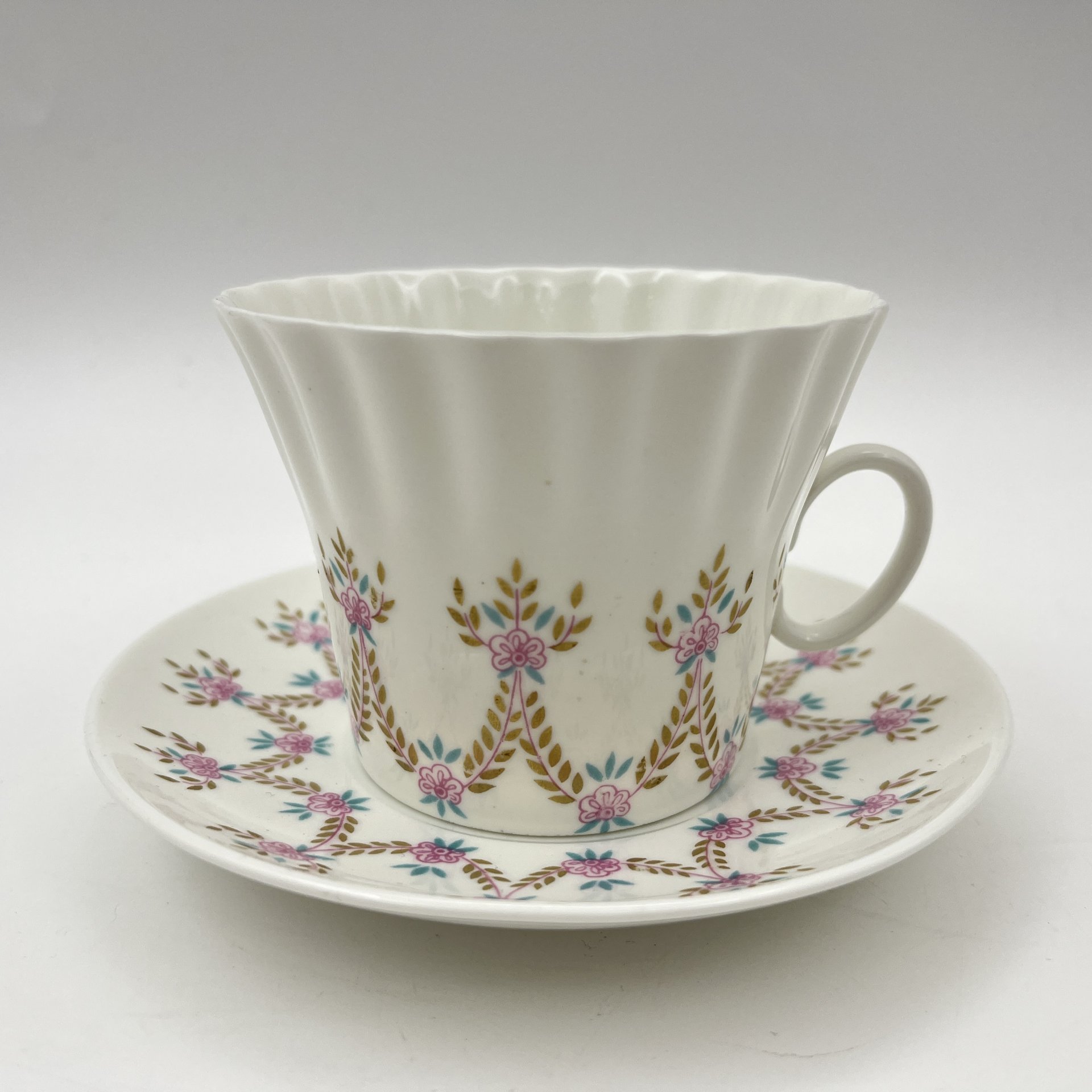 Чайная пара "Цветочная гирлянда", форма "Одуванчик", фарфор, костяной фарфор, деколь, золочение, Ленинградский фарфоровый завод (ЛФЗ), СССР, 1960-1980 гг.