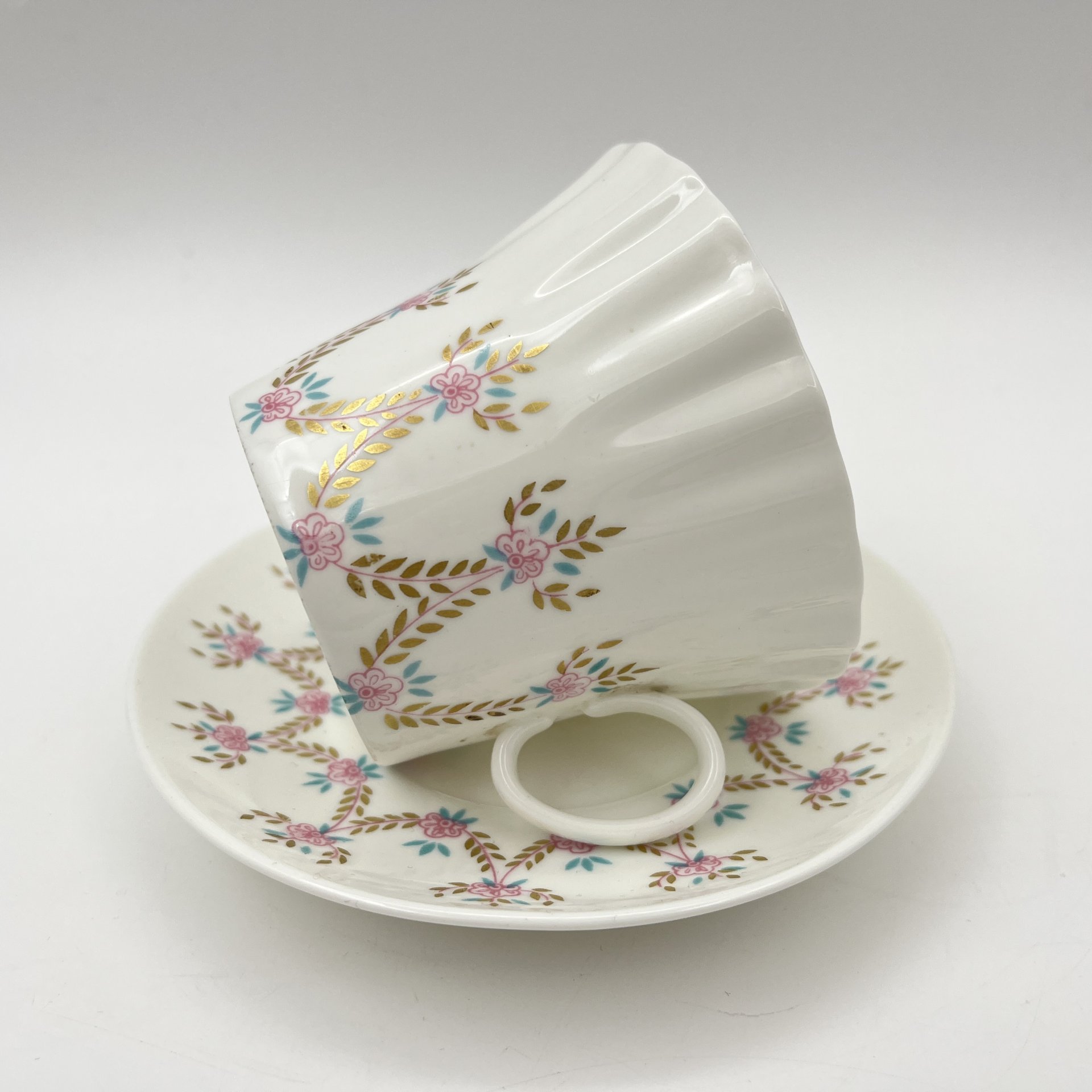 Чайная пара "Цветочная гирлянда", форма "Одуванчик", фарфор, костяной фарфор, деколь, золочение, Ленинградский фарфоровый завод (ЛФЗ), СССР, 1960-1980 гг.