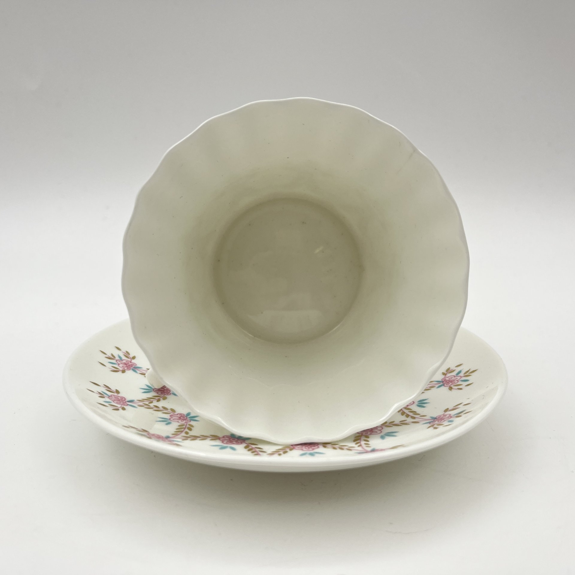 Чайная пара "Цветочная гирлянда", форма "Одуванчик", фарфор, костяной фарфор, деколь, золочение, Ленинградский фарфоровый завод (ЛФЗ), СССР, 1960-1980 гг.