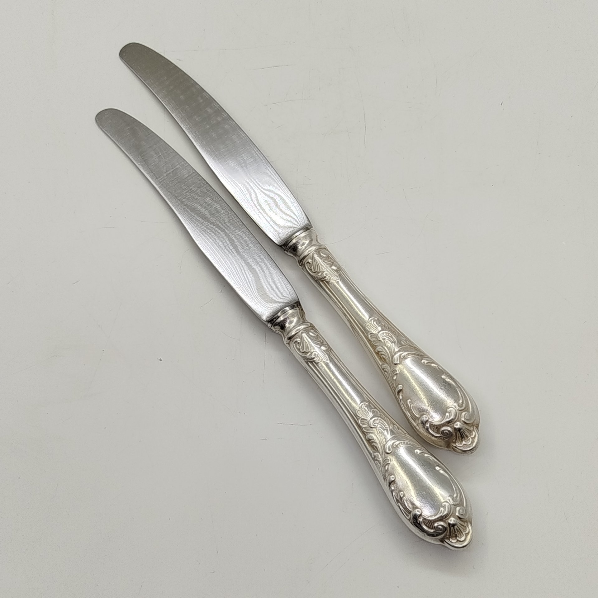 Набор из 2-х столовых ножей с растительным декором, мНЦ (медь-никель-цинк), Вольнянский завод столовых приборов им. Шевченко (ЗiШ, ЗиШ), СССР, 1960-1980 гг.