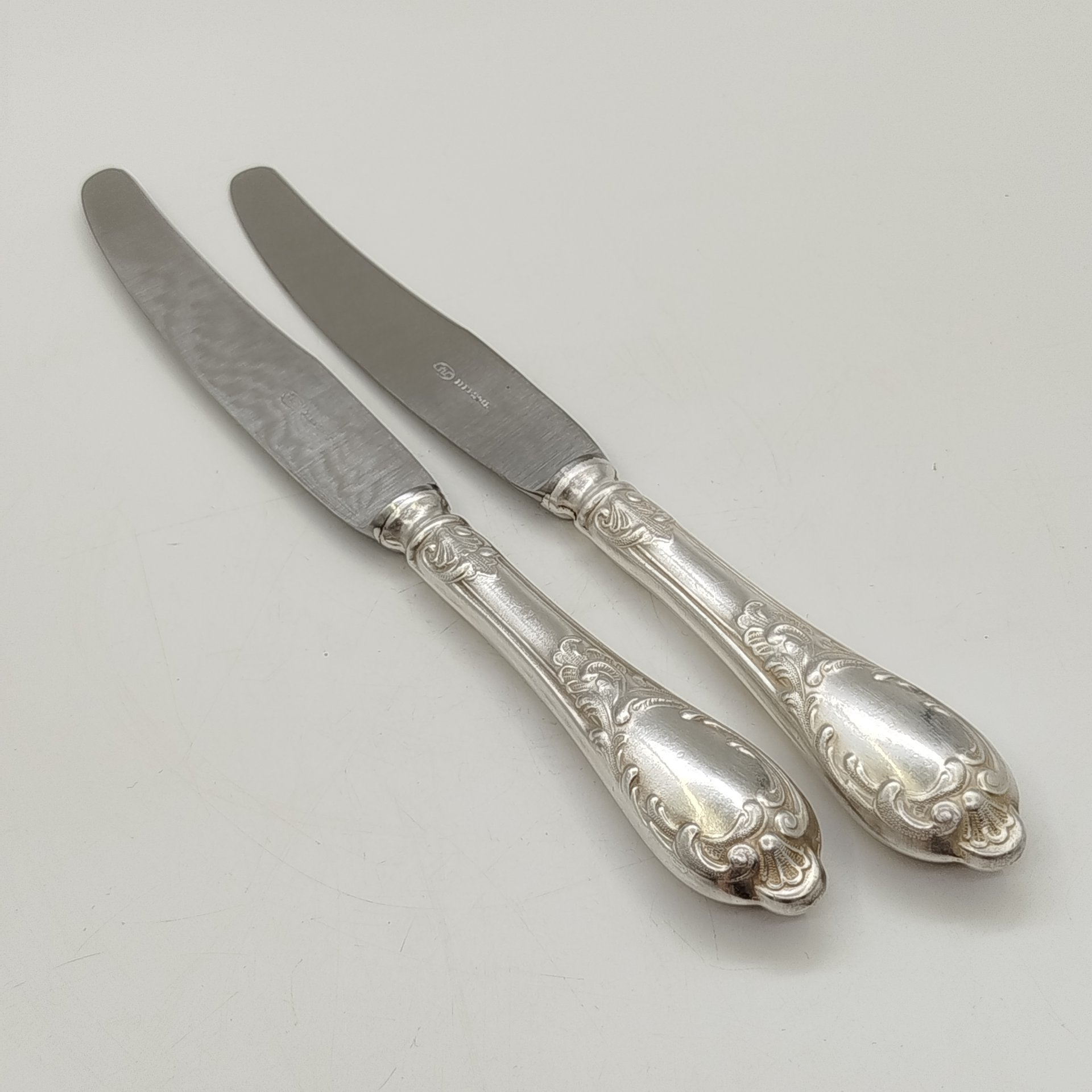 Набор из 2-х столовых ножей с растительным декором, мНЦ (медь-никель-цинк), Вольнянский завод столовых приборов им. Шевченко (ЗiШ, ЗиШ), СССР, 1960-1980 гг.