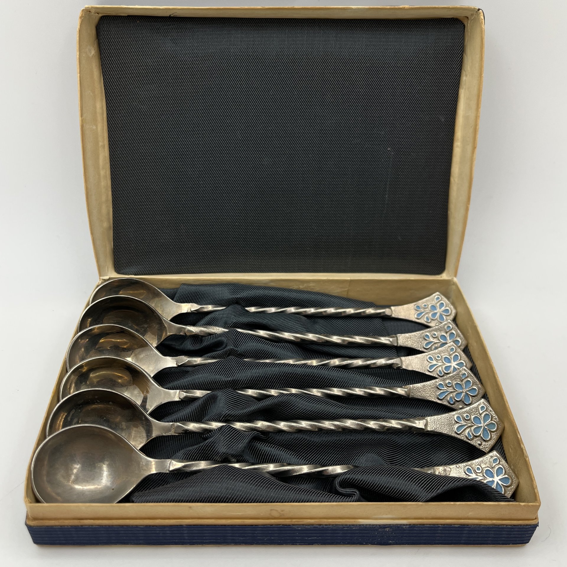 Набор из шести чайных ложек с витыми ручками и цветочным декором, в оригинальной коробке