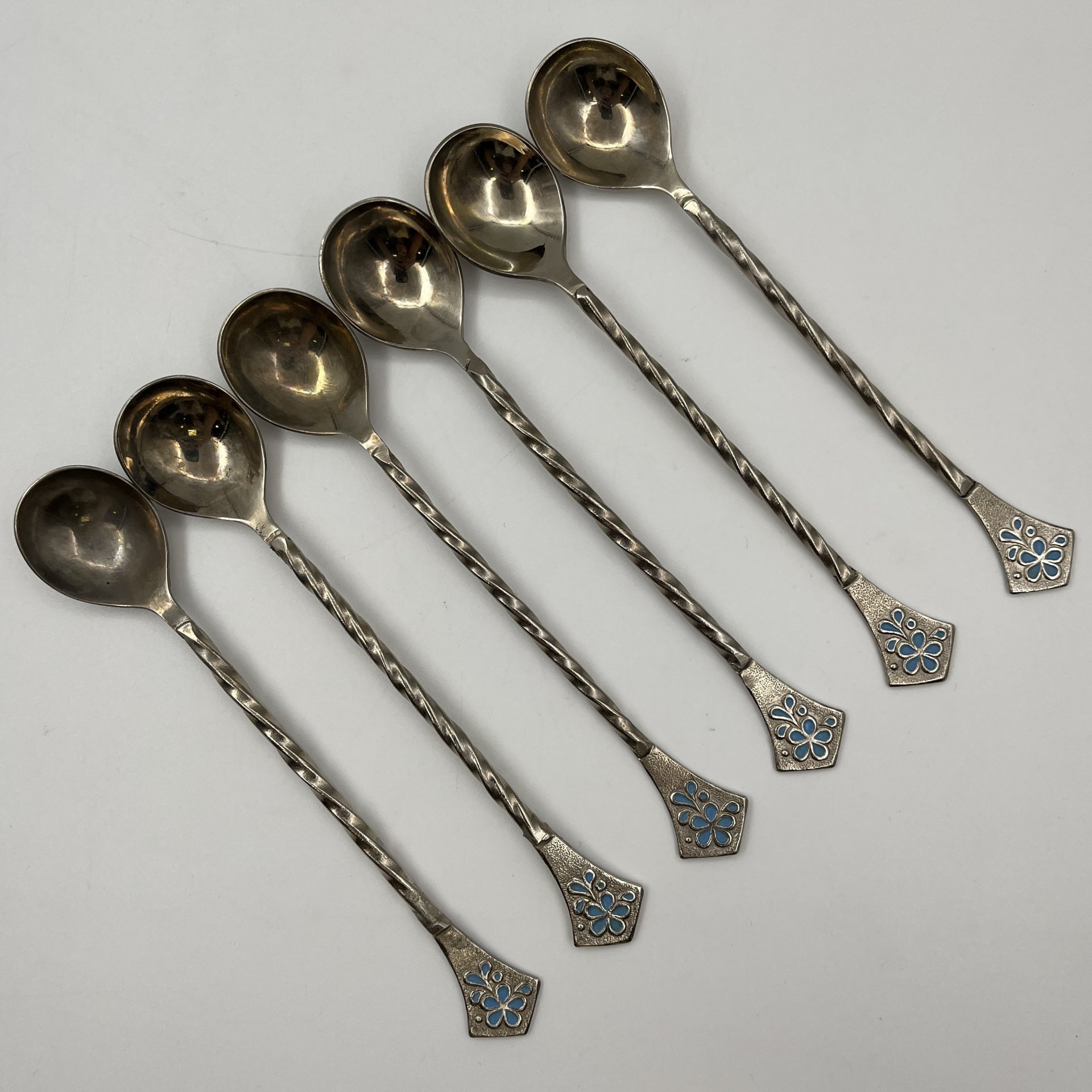 Набор из шести чайных ложек с витыми ручками и цветочным декором, в оригинальной коробке